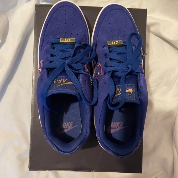 Women’s Nikes - Picture 5 of 5